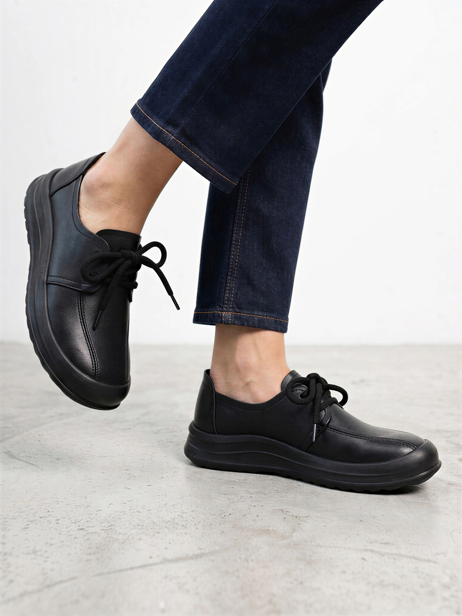 Туфли черного цвета из натуральной кожи на низкой подошве